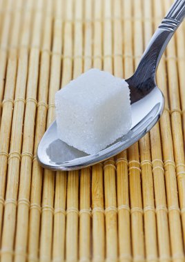 kaşık şeker küpü