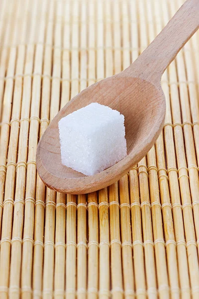 Cubo de azúcar en cuchara — Foto de Stock