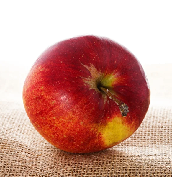 在麻布上熟透的红苹果 — 图库照片