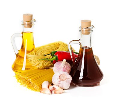 makarna için malzemeler. spagetti, biber, sarımsak üzerinde beyaz izole