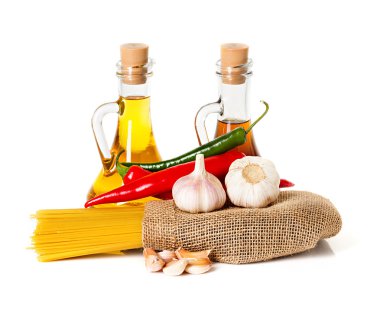 makarna için malzemeler. spagetti, biber, sarımsak üzerinde beyaz izole