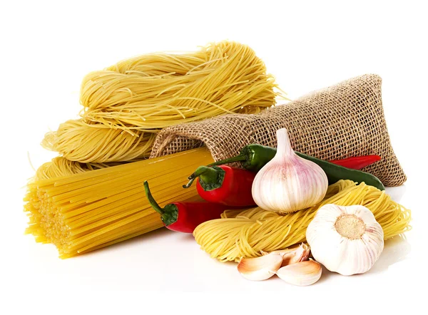 Makarna için malzemeler. spagetti, biber, sarımsak üzerinde beyaz izole — Stok fotoğraf