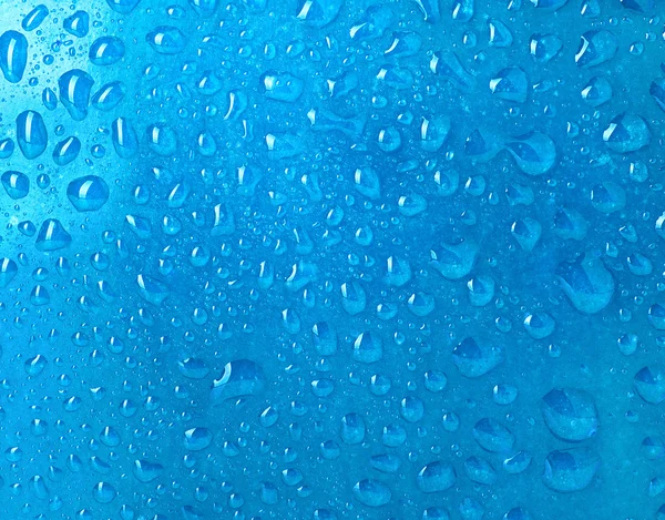 Gotas de agua sobre fondo azul — Foto de Stock