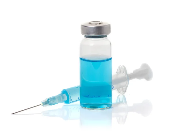 Tıbbi ampül, şişe ve izole şırınga — Stok fotoğraf