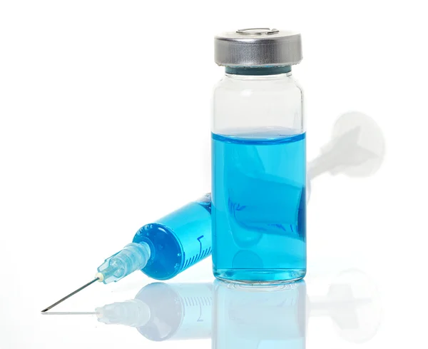 Ampola médica, frasco para injetáveis e seringa isolados — Fotografia de Stock