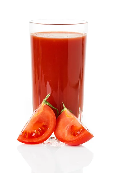 Trinkglas mit Tomatensaft und reifen frischen Tomaten in der Nähe isoliert auf weißem Hintergrund — Stockfoto