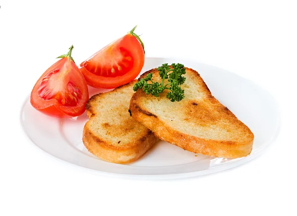 Pão torrado e tomate sobre fundo branco — Fotografia de Stock