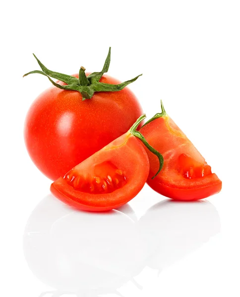 Tomaten. Hele en een halve geïsoleerd op wit — Stockfoto