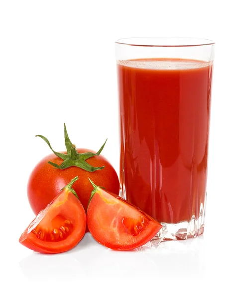 Trinkglas mit Tomatensaft und reifen frischen Tomaten in der Nähe isoliert auf weißem Hintergrund — Stockfoto