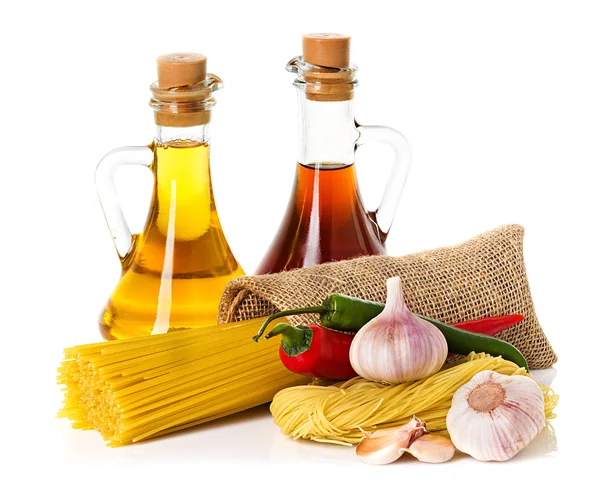 Makarna için malzemeler. spagetti, biber, yağ, sarımsak üzerinde beyaz izole — Stok fotoğraf
