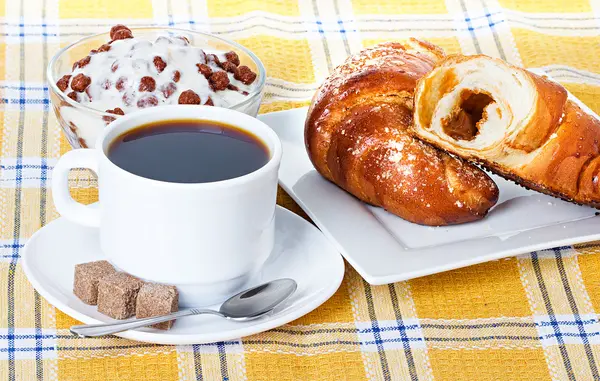 Cup of coffee, fresh croissants and muesli — Stock Photo, Image