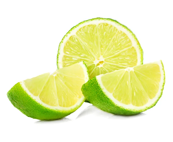 Citrus kalk vruchten die helft geïsoleerd op witte achtergrond — Stockfoto