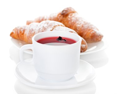 hibiscus çay ve kruvasan kupa