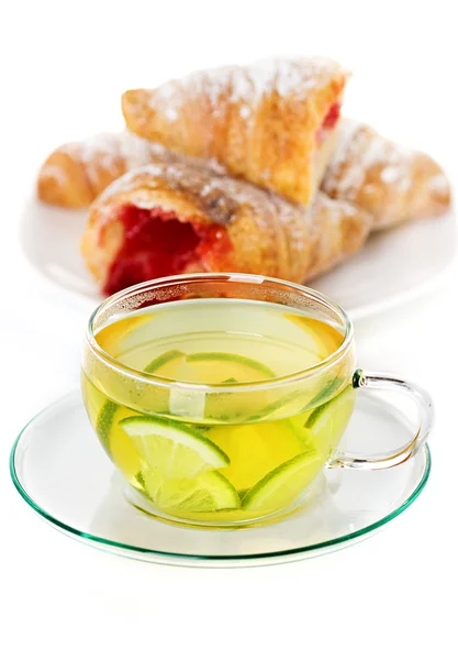 Чашка зеленого чая и круассаны — стоковое фото