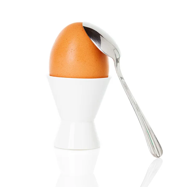 Huevo marrón en taza — Foto de Stock
