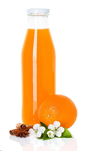 Sucul de portocale într-o sticlă și portocaliu izolat — Fotografie, imagine de stoc