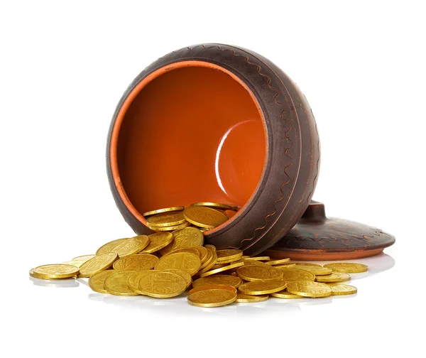 Золотые монеты в керамическом горшке, изолированные — стоковое фото
