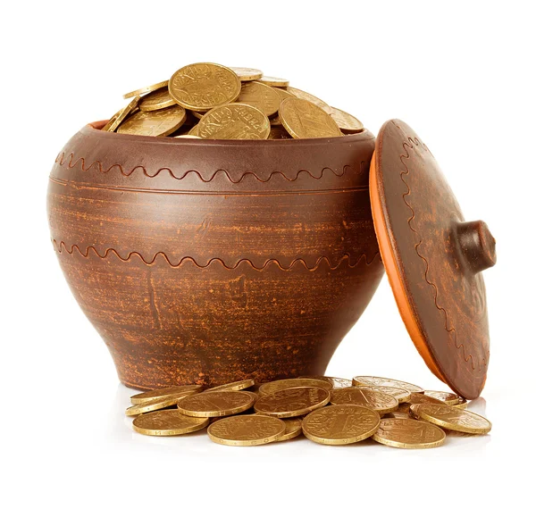 Koin emas dalam pot keramik, terisolasi — Stok Foto