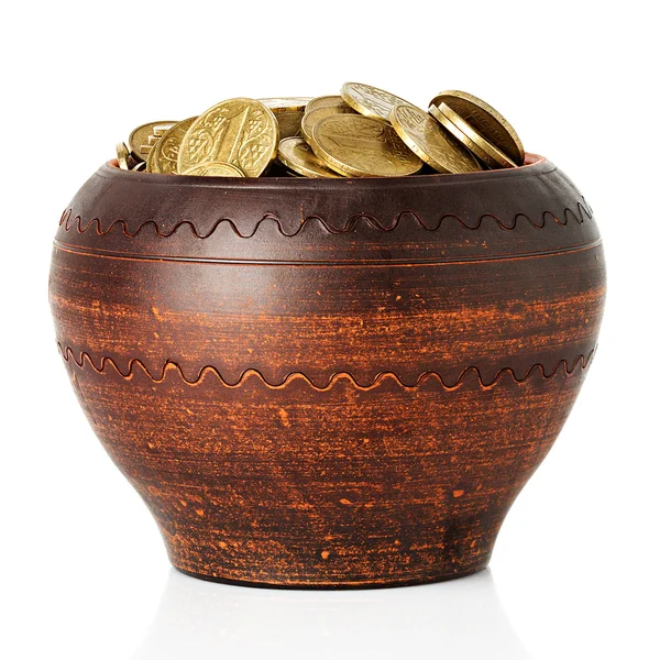 Goldene Münzen in Keramiktopf, isoliert — 图库照片