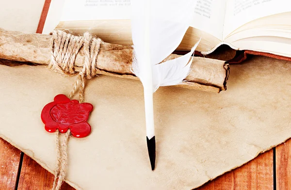 Квілл прокрутка і пергамент на дерев'яному фоні — стокове фото