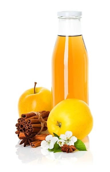 Äppeljuice i en flaska — Stockfoto