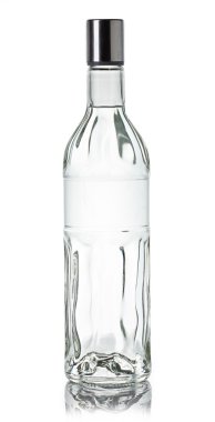 Beyaz arka plan üzerinde izole votka yakın çekim şişe