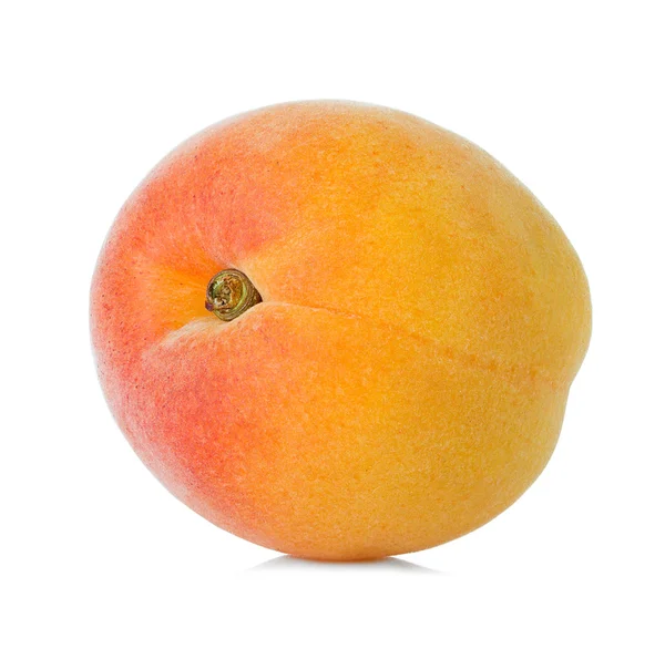 Спелые фрукты абрикоса на белом фоне — стоковое фото