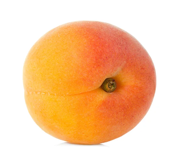 Zralé meruňky ovoce izolované na bílém pozadí — Stock fotografie