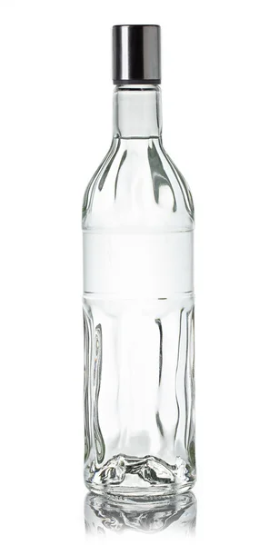 Beyaz arka plan üzerinde izole votka yakın çekim şişe