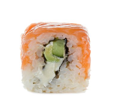 Beyaz bir arka plan üzerinde izole suşi. Philadelphia klasik. Maki. somon, philadelphia peyniri, salatalık, avokado.