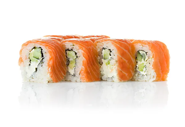 Sushi aislado sobre un fondo blanco. Clásico Filadelfia. Maki. Salmón, queso Filadelfia, pepino, aguacate . —  Fotos de Stock
