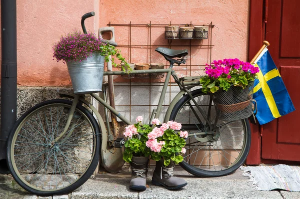 Flor decorado bicicleta militar na área de defesa Estocolmo Fotos De Bancos De Imagens Sem Royalties