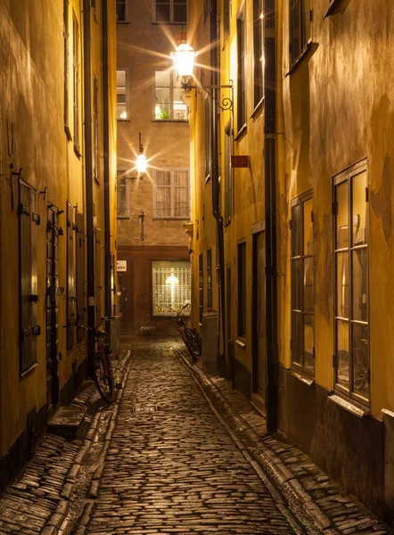 Rua estreita em Estocolmo Cidade velha à noite . Imagens De Bancos De Imagens