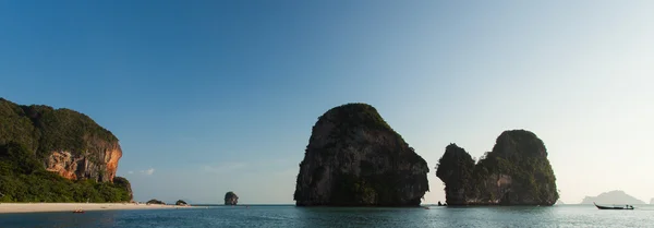 Pinnacles at Pranang beach, Railay — Stock Photo, Image