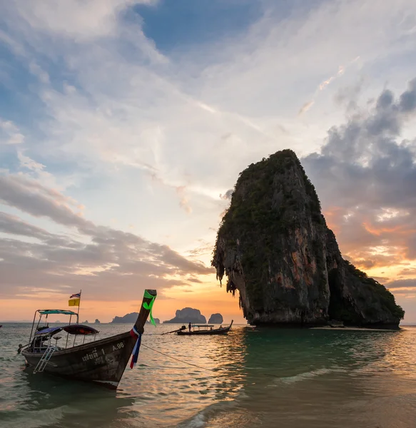 Thai boats at Pranang beach during sunset — Stock Photo, Image