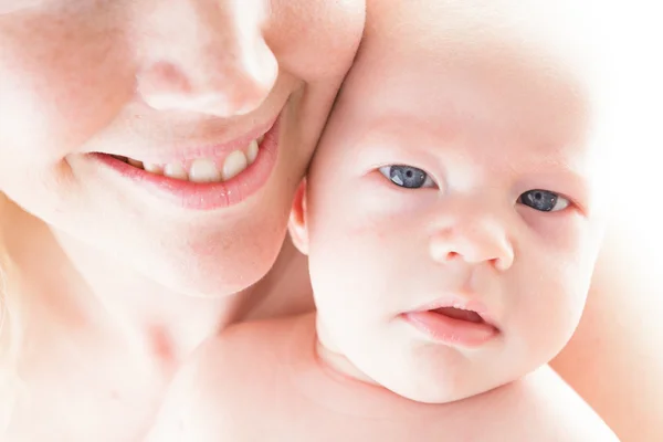 Yeni doğan bebek ve annesi — Stok fotoğraf
