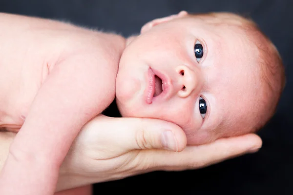 Genç yeni doğan bebek — Stok fotoğraf