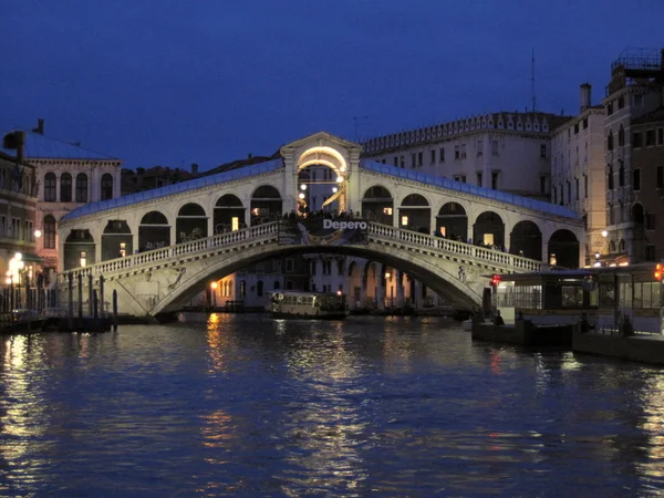 Rialto-bron på natten — Stockfoto