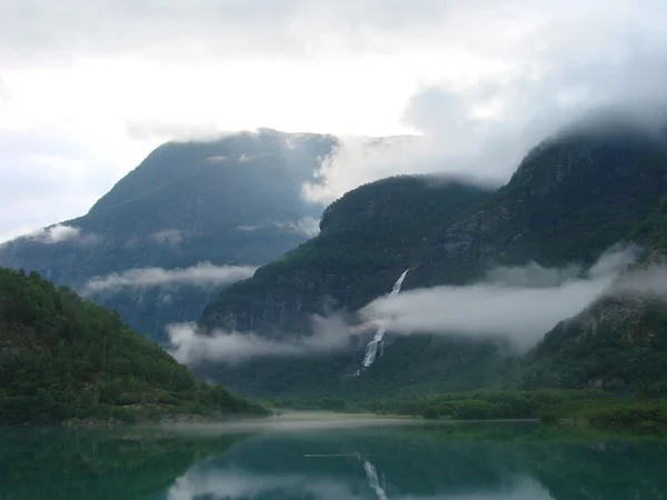 Nubes sobre fiordo — Foto de Stock