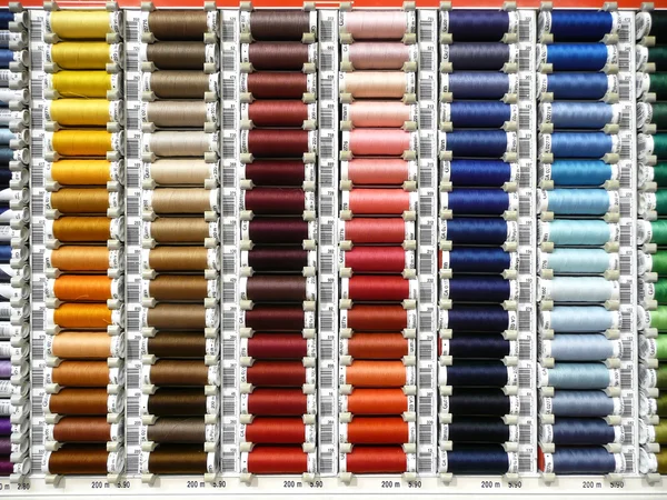Rolos de linha de costura coloridos — Fotografia de Stock