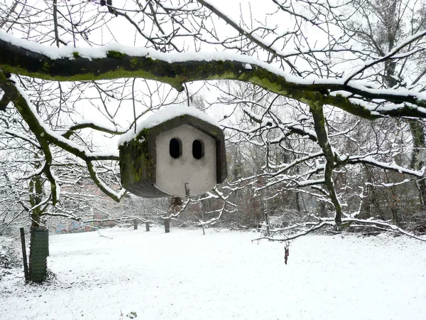 Sten fågel hus på vintern — Stockfoto