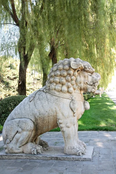 Statua del leone sul vicolo della tomba di Ming a Pechino — Foto Stock