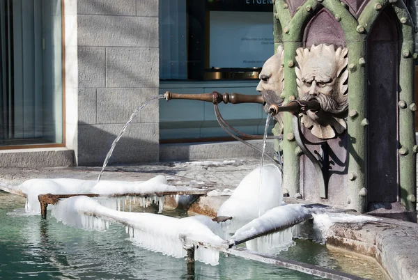 Замороженный фонтан — стоковое фото