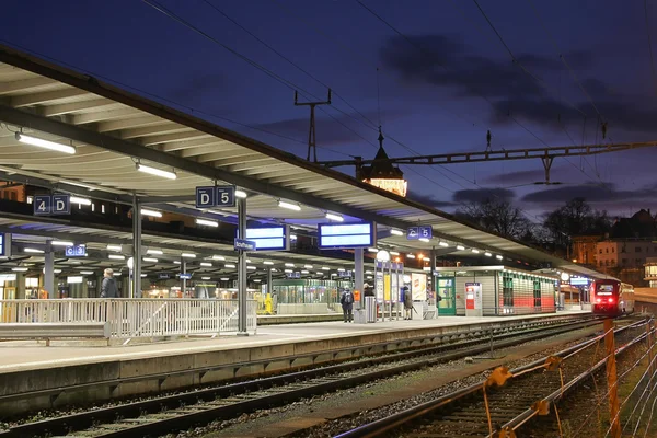 Evening scene on a railway station — Stock Photo, Image