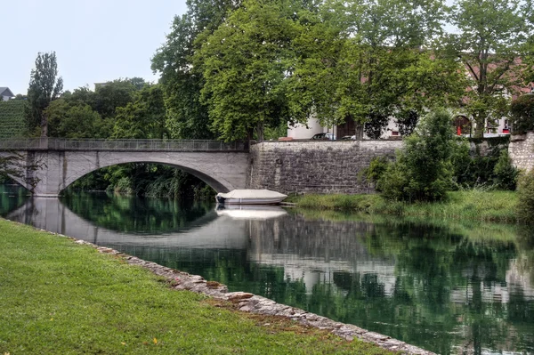 Мост с садом через реку Рейн в швейцарском городе Райнау, Швейцария — стоковое фото
