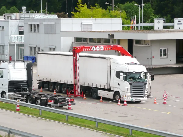 En lastbil går igenom x ray kontroll enhet Stockbild