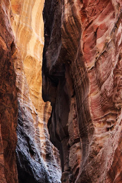 Roccia colorata nella gola di Petra, Giordania — Foto Stock