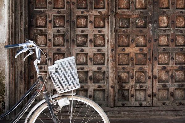 Zanzibar dörr med en cykel framför — Stockfoto