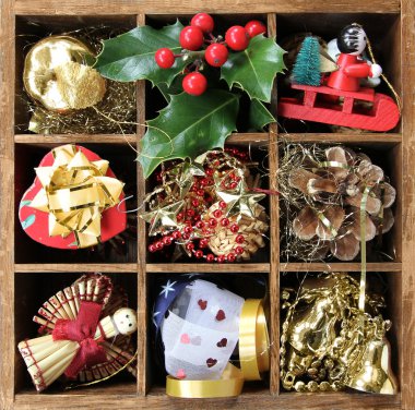 eski dekorasyon öğeleri ile ahşap kutu