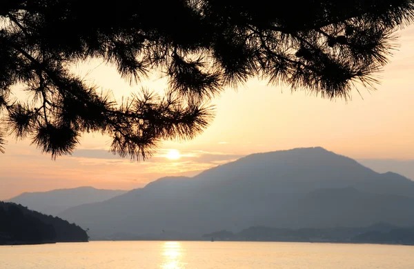 Puesta de sol en la bahía de Miyajima — Foto de Stock